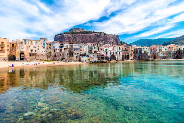 hermosa vista de cefalu, sicilia - palermo fotografías e imágenes de stock