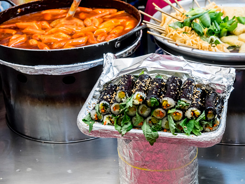 Kimbap (Gimbap) es el alimento Coreano más popular. Gwangjang mercado. Seúl, Corea del sur. photo