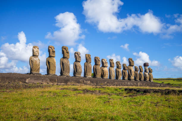 statue di moais, ahu tongariki, isola di pasqua - moai statue foto e immagini stock