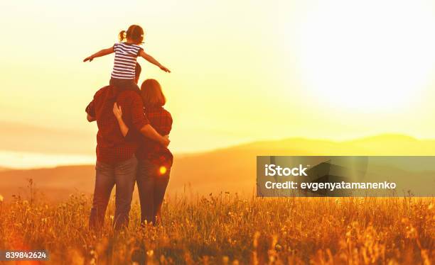 Foto de Família Feliz Filha De Pai E Filho De Mãe Na Sunset e mais fotos de stock de Família