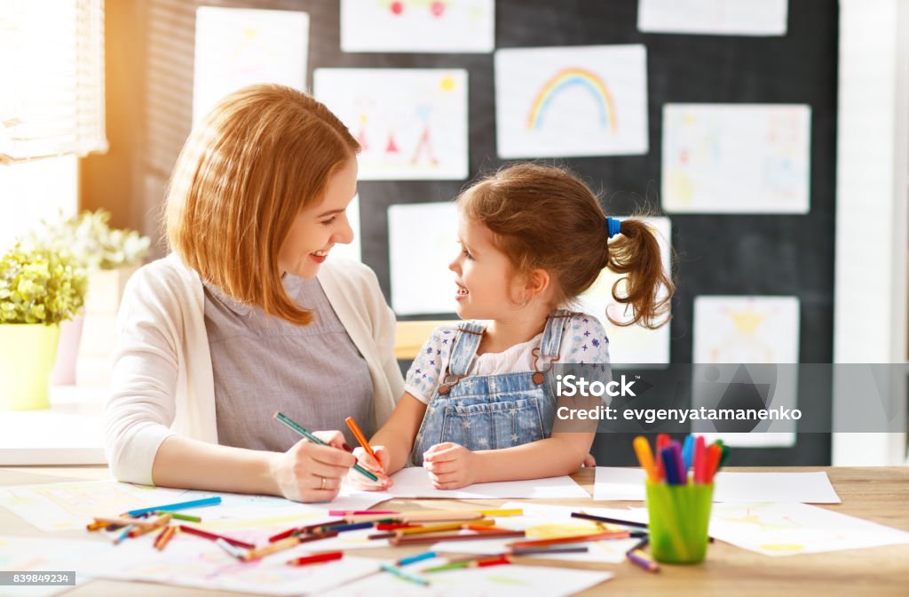 hija de madre y el niño dibuja en la creatividad en el jardín de la infancia - Foto de stock de Maestro libre de derechos