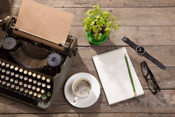 máquina de escribir vintage en el viejo escritorio de madera - typewriter journalist writing report fotografías e imágenes de stock