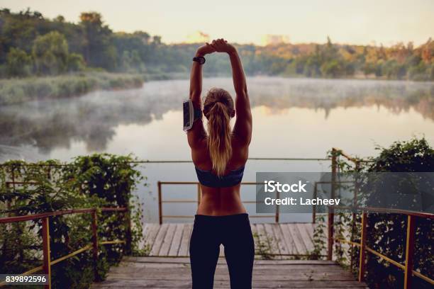 Mädchenläufer Auf Einem Warmup Vor Dem Joggen Am Morgen Durch Die La Stockfoto und mehr Bilder von Morgen
