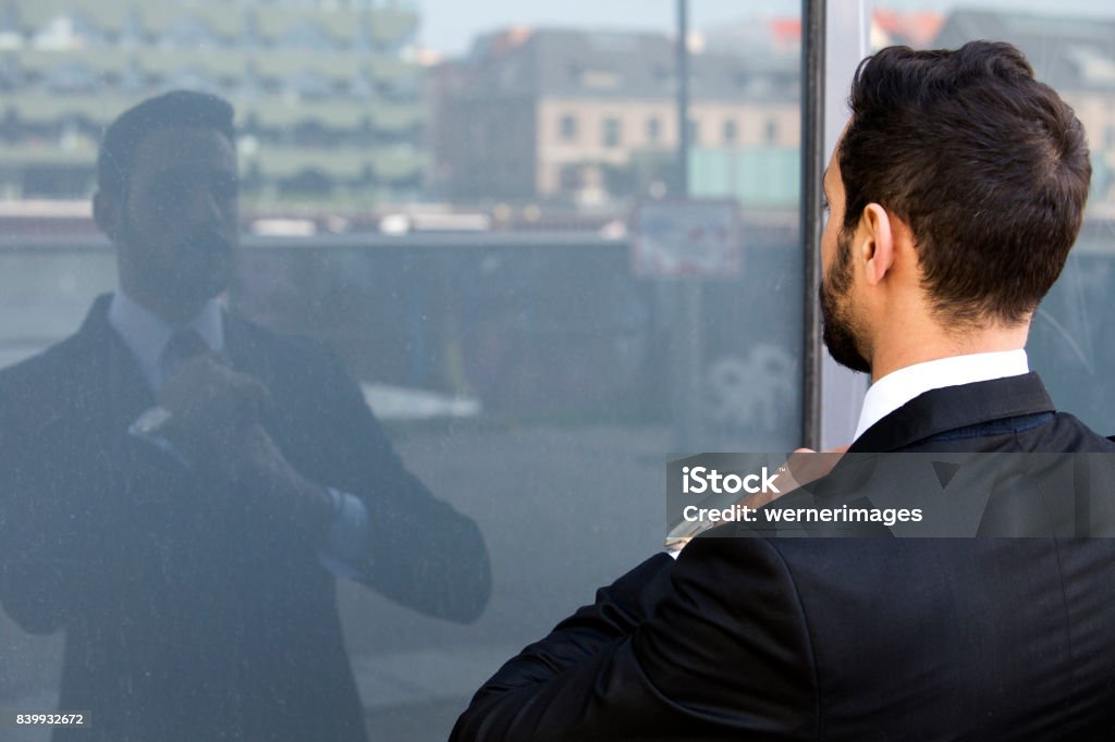 Geschäftsmann, draußen und sah sein Spiegelbild im Fenster - Lizenzfrei Spiegel Stock-Foto