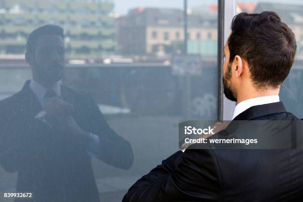 Geschäftsmann Draußen Und Sah Sein Spiegelbild Im Fenster Stockfoto und mehr Bilder von Spiegel