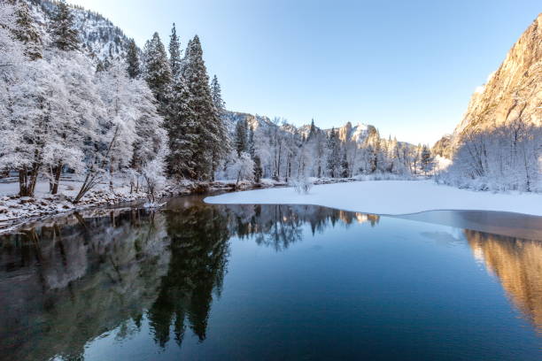 park narodowy yosemite po świeżym śniegu - winter stream river snowing zdjęcia i obrazy z banku zdjęć