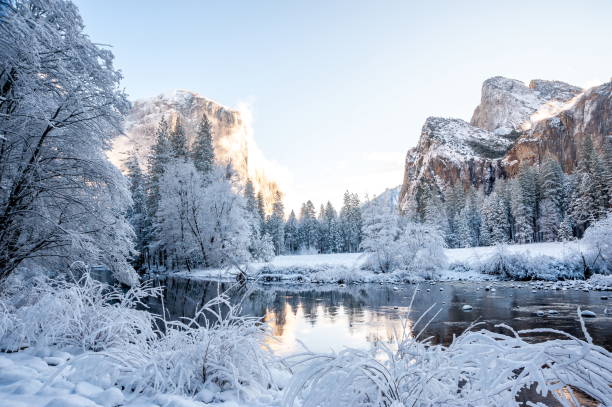 национальный парк yosemite после свежего снега - winter sunset stream snow стоковые фото и изображения