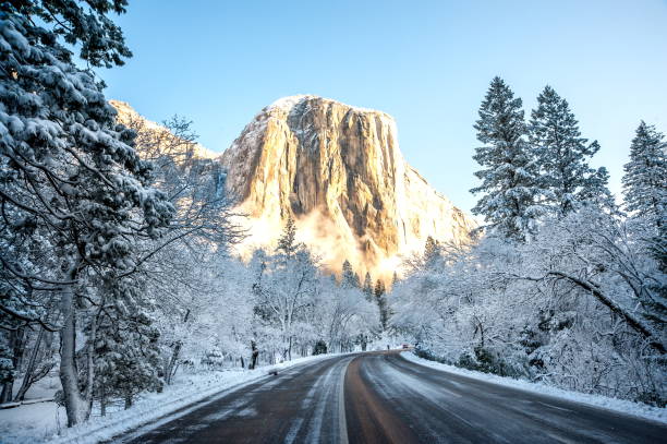 yosemite-nationalpark nach einer frischen schnee - winter stream river snowing stock-fotos und bilder