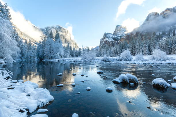 национальный парк yosemite после свежего снега - winter sunset stream snow стоковые фото и изображения