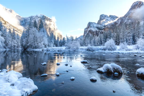 национальный парк yosemite после свежего снега - winter sunset stream snow стоковые фото и изображения