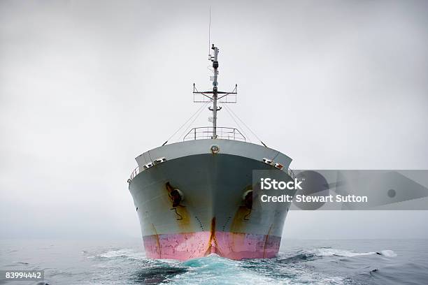 Schleife Auf Rosa Und Grau Cargo Schiff Stockfoto und mehr Bilder von Schiffsbug - Schiffsbug, Frachtschiff, Schiffsfracht