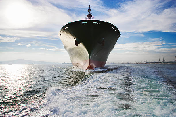 bow vista del barco de carga navegación de puerto. - proa fotografías e imágenes de stock