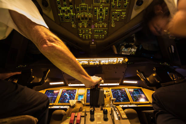 boeing 777 nocny lot nad europą - cockpit pilot night airplane zdjęcia i obrazy z banku zdjęć