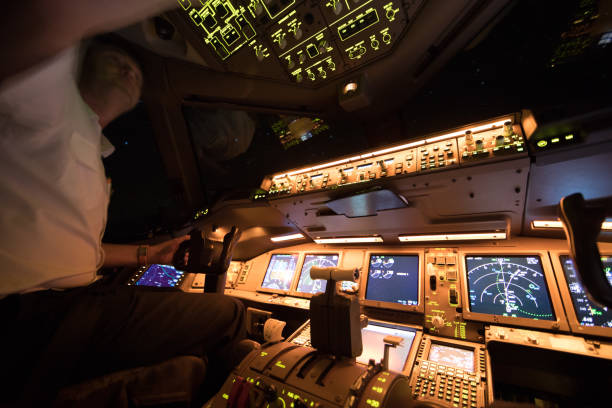 ночной полет boeing 777 над европой - cockpit pilot night airplane стоковые фото и изображения