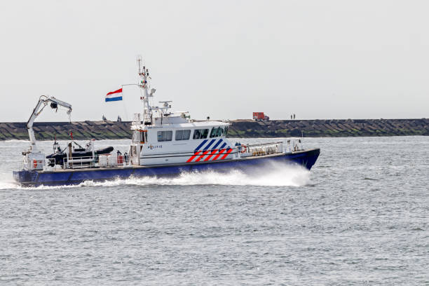 la barca della polizia lascia il porto di ijmuiden. - ijmuiden foto e immagini stock