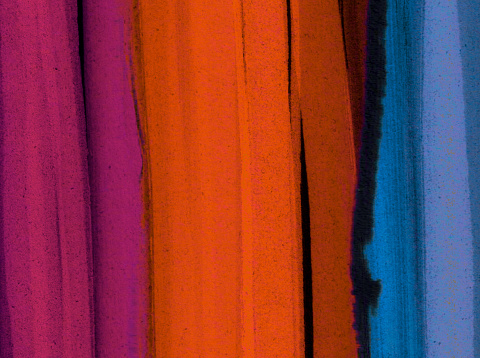 Sfondo con pennellate verticali di colore nei toni del viola, arancio e blu photo