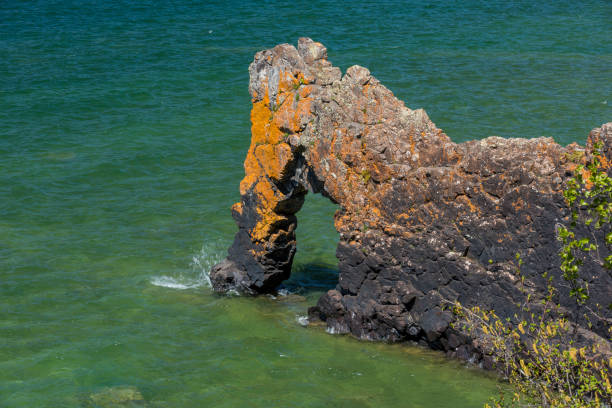 lake superior rock arch - thunder bay canada ontario provincial park imagens e fotografias de stock