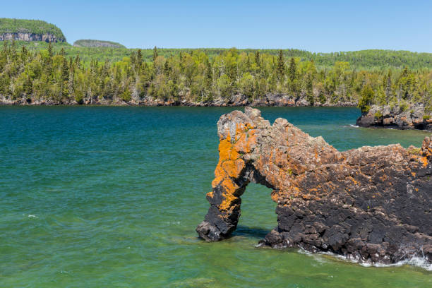 lake superior rock arch - thunder bay canada ontario provincial park imagens e fotografias de stock