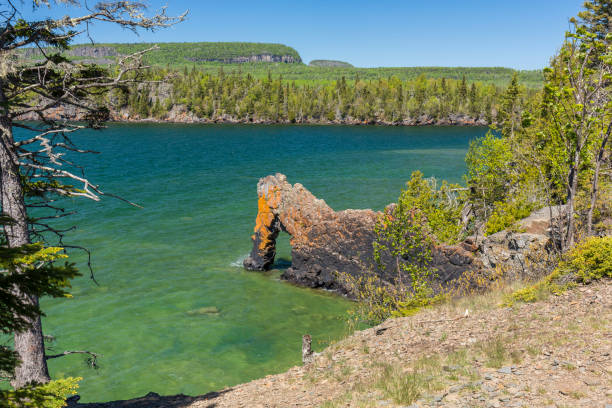 lake superior rock arch - thunder bay canada ontario provincial park imagens e fotografias de stock