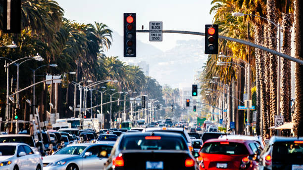 traffico di santa monica, clifornia - los angeles county city of los angeles palm tree travel destinations foto e immagini stock