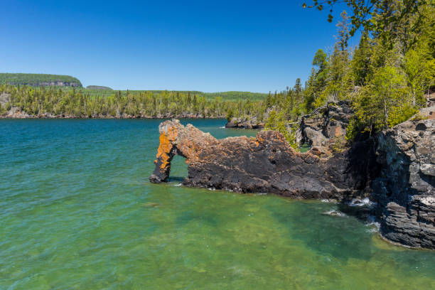 arco di roccia del lago superiore - thunder bay canada ontario provincial park foto e immagini stock