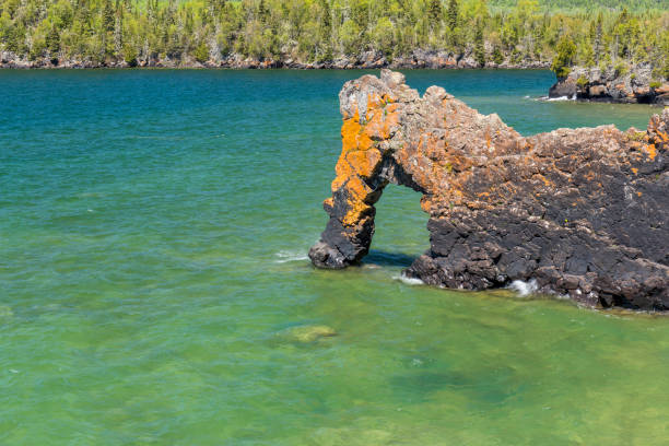 arco di roccia del lago superiore - thunder bay canada ontario provincial park foto e immagini stock