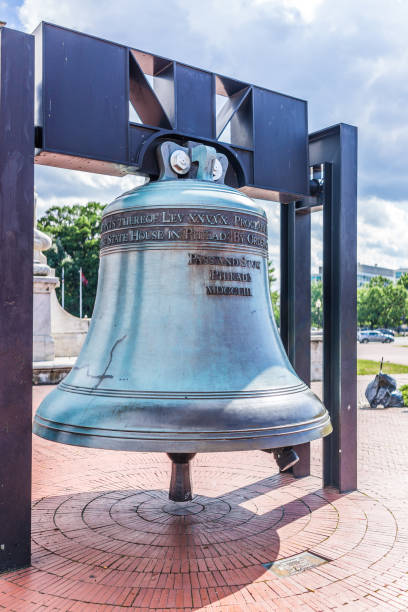 union station on columbus circle with closeup of memorial bell - vertical washington dc usa station imagens e fotografias de stock