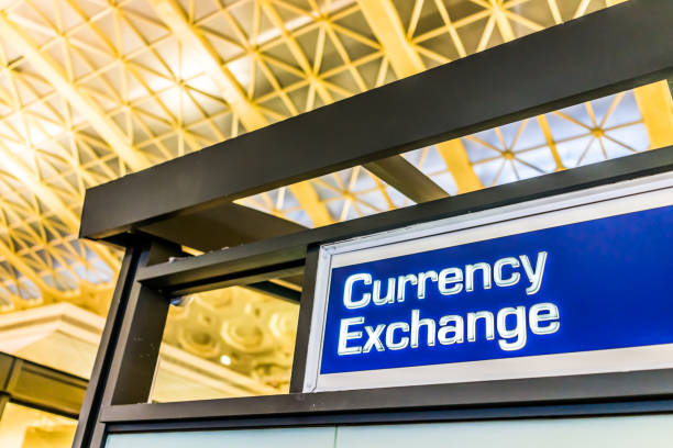 istock Closeup of currency exchange sign inside building 840043600