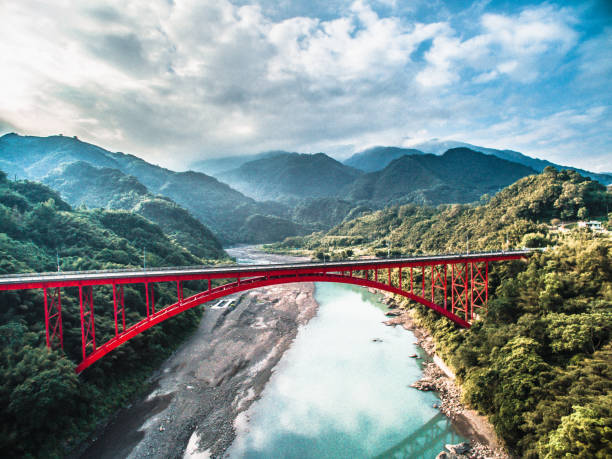 montaña de cruce de puente - parque nacional de gorge taroko fotografías e imágenes de stock