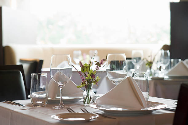 resultado mesa en el restaurante. - restaurant tablecloth fotografías e imágenes de stock