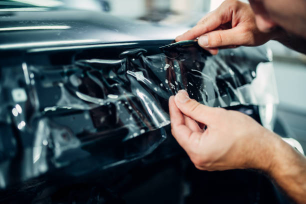 istock Specialist install car paint protection film 840088994