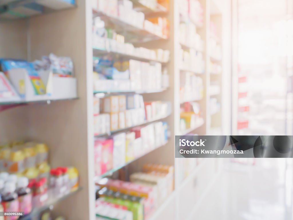 intérieur de magasin de pharmacie avec médecine médical étagères fond flou - Photo de Pharmacie libre de droits