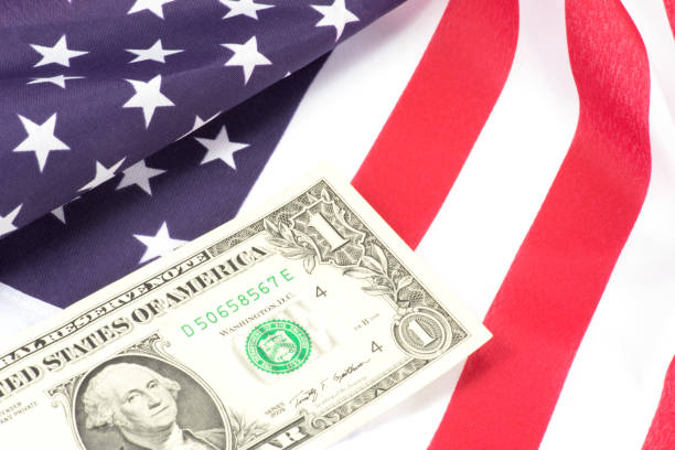 американский флаг и долларовые банкноты - global financial crisis фотографии стоковые фото и изображения