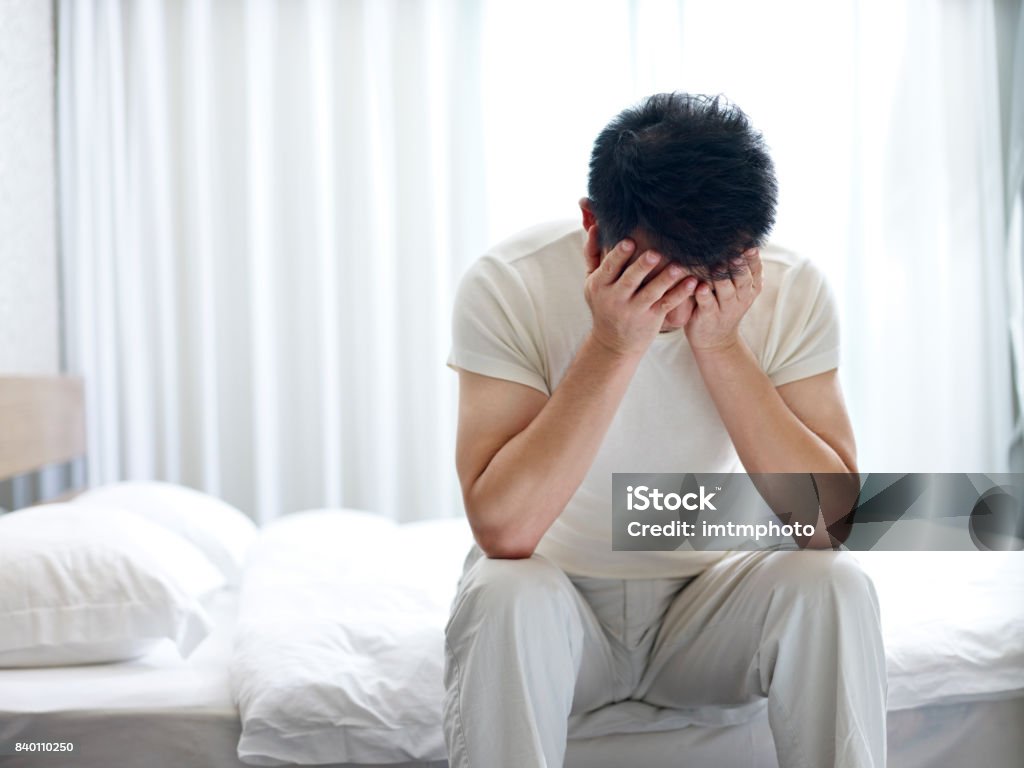 hombre asiático en desesperación - Foto de stock de Hombres libre de derechos