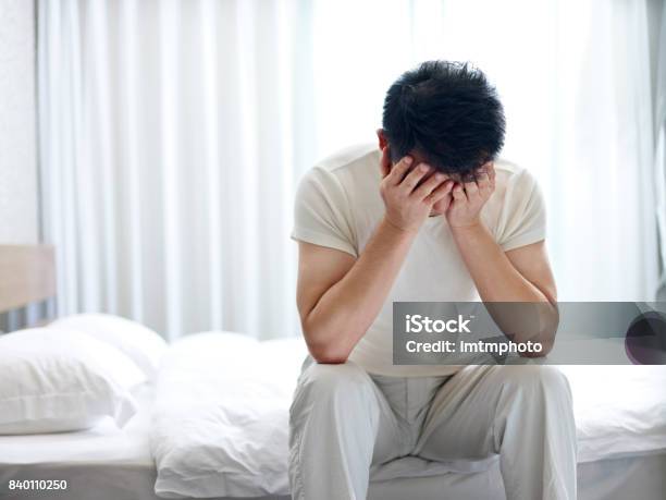 Hombre Asiático En Desesperación Foto de stock y más banco de imágenes de Hombres - Hombres, Tristeza, Depresión