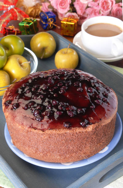 ciasto z szyfonu jagodowego - sponge cake pound cake cake mulberry zdjęcia i obrazy z banku zdjęć