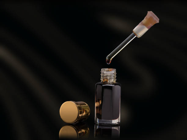 encens traditionnel arabe d’huile de parfum dans un bocal en verre sur fond noir - musc photos et images de collection