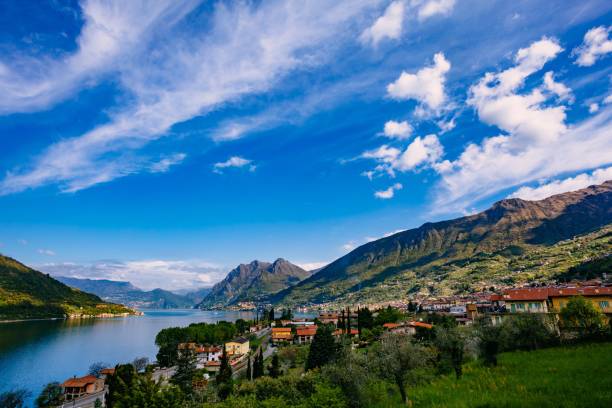 イセオ湖, イタリア、アルプスの眺め。 - verona italy travel europe sunlight ストックフォトと画像