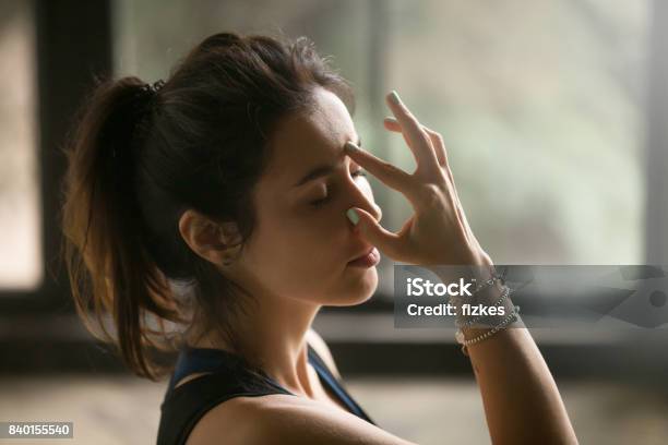 Photo libre de droit de Jeune Femme Séduisante Dans Lautre Narine Respirer Fond Studio banque d'images et plus d'images libres de droit de Inhaler