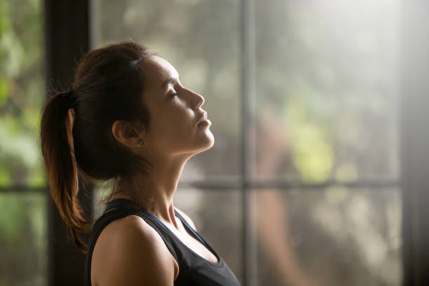 portrait d’yogi séduisante jeune femme profil - exhaler photos et images de collection