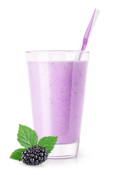 smoothie de blackberry en verre - milk shake smoothie blackberry isolated photos et images de collection