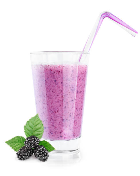 smoothie de blackberry en verre - milk shake smoothie blackberry isolated photos et images de collection