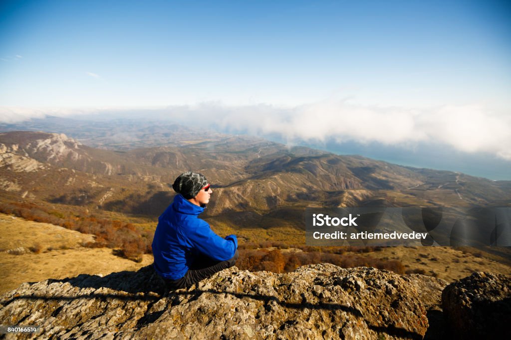 Con Người Thiền Định Trên Một Tảng Đá Đỉnh Núi Người Đi Bộ Đường Dài Thưởng  Thức Phong Cảnh Trên Mây Trên Đỉnh Núi Hình ảnh Sẵn có - Tải xuống Hình