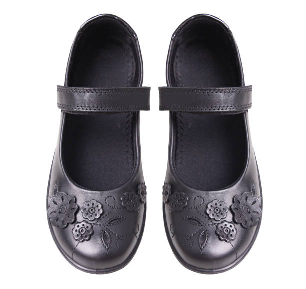 paar schwarze lederschuhe kindes isoliert. - lederschuhe baby stock-fotos und bilder
