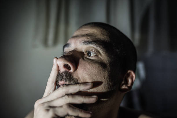 o homem doente é deprimido. fazê-lo como o mundo sozinho. não há solução e a solução para o problema. - real suicide pictures - fotografias e filmes do acervo