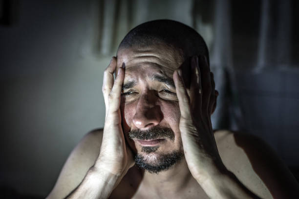 o homem doente é deprimido. fazê-lo como o mundo sozinho. não há solução e a solução para o problema. - real suicide pictures - fotografias e filmes do acervo