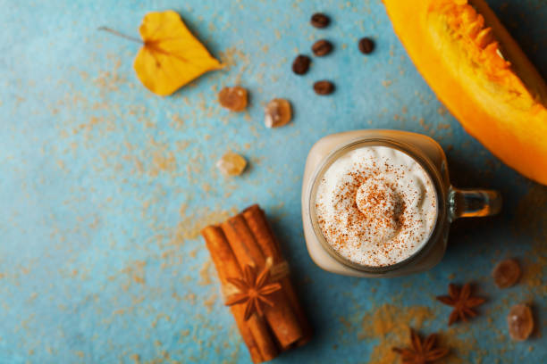 citrouille épicée café au lait ou café en tasse décorée de cannelle sur la vue de dessus de table vintage turquoise. automne, automne ou hiver boisson chaude. - coffee pumpkin latté autumn photos et images de collection