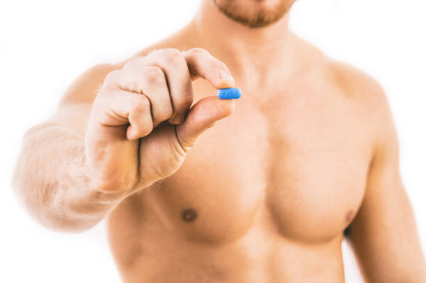 mężczyzna posiadający pigułkę stosowaną w profilaktyce przedekspozycyjnej (prep) w celu zapobiegania zakażeniu wirusem hiv - hiv aids condom sex zdjęcia i obrazy z banku zdjęć