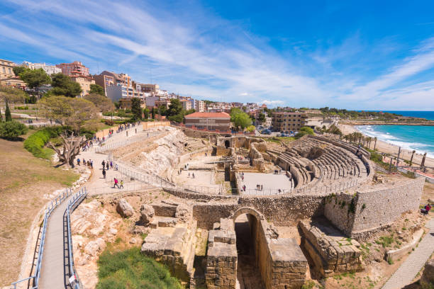 römisches amphitheater, tarragona, costa dorada - stone water sea mediterranean sea stock-fotos und bilder