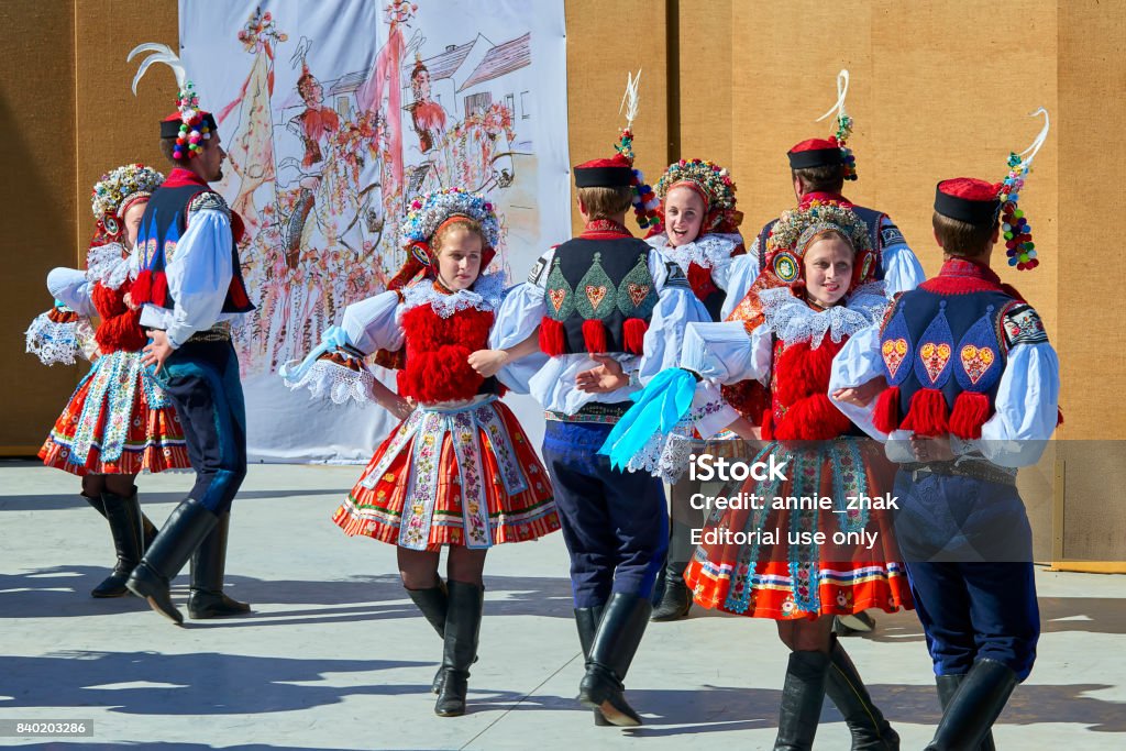 Adolescentes En Folk Vestidos Danza Popular Danza Después Desfile Durante La Cabalgata De Lo Reyes Festival De Folklore En La República Checa De Vlcnov Moravia Del Sur Foto de stock y más Adolescentes En Folk Vestidos Danza Popular Danza Después Desfile Durante La Cabalgata De Lo Reyes Festival De Folklore En La República Checa De Vlcnov Moravia Del Sur Foto de stock y más